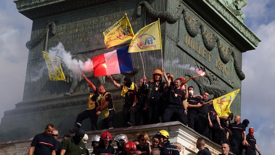 Petugas pemadam kebakaran Prancis memegang suar merah dan bendera Prancis saat berkumpul di Place de la Bastille dalam sebuah unjuk rasa yang menuntut tambahan sumber daya dan pendanaan—menyusul musim panas yang diwarnai kebakaran hebat—di Paris sebagai bagian dari hari pemogokan dan protes oleh pekerja sektor publik di Prancis, 29 September 2026.