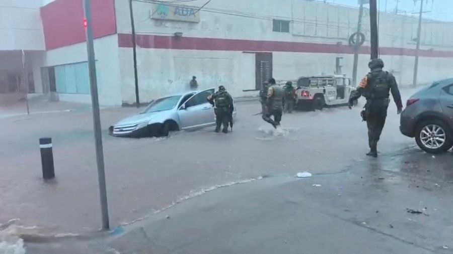 Petugas perlindungan sipil memeriksa kendaraan yang terjebak di jalanan yang terendam banjir akibat Badai Polo di Guaymas, Sonora, Meksiko; gambar diam ini diambil dari video rilis dan dirilis pada 29 September 2026.