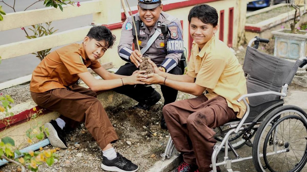 Polres Rohul Ajak Siswa SLB Belajar Green Policing dan Tanam Pohon — NadiKabar.com