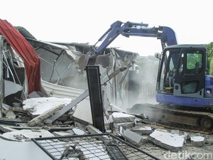Video Detik-detik Klaster Mewah Lapas Cibinong Dirobohkan