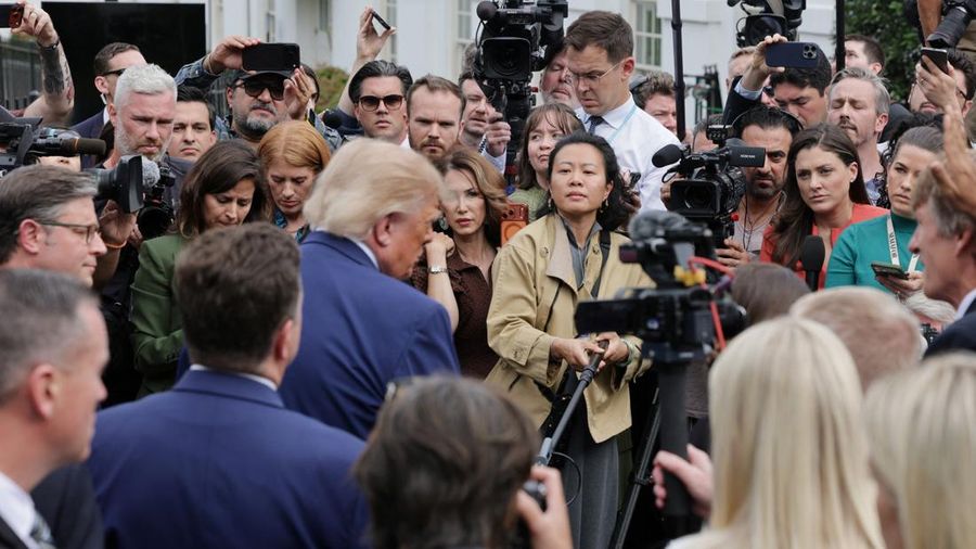 Presiden AS Donald Trump berbicara kepada media di jalan masuk Gedung Putih usai jamuan makan siang bersama para pemimpin perusahaan teknologi di East Room, Washington, D.C., AS, pada 29 September 2026.