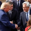 Presiden AS Donald Trump berjabat tangan dengan Presiden dan CEO Nvidia, Jensen Huang, disaksikan oleh Ketua DPR AS Mike Johnson (R-LA), setelah berbicara kepada media di jalan masuk Gedung Putih usai acara jamuan makan siang bagi para pemimpin sekto