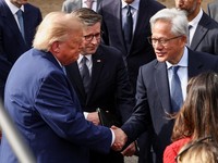 Presiden AS Donald Trump berjabat tangan dengan Presiden dan CEO Nvidia, Jensen Huang, disaksikan oleh Ketua DPR AS Mike Johnson (R-LA), setelah berbicara kepada media di jalan masuk Gedung Putih usai acara jamuan makan siang bagi para pemimpin sekto