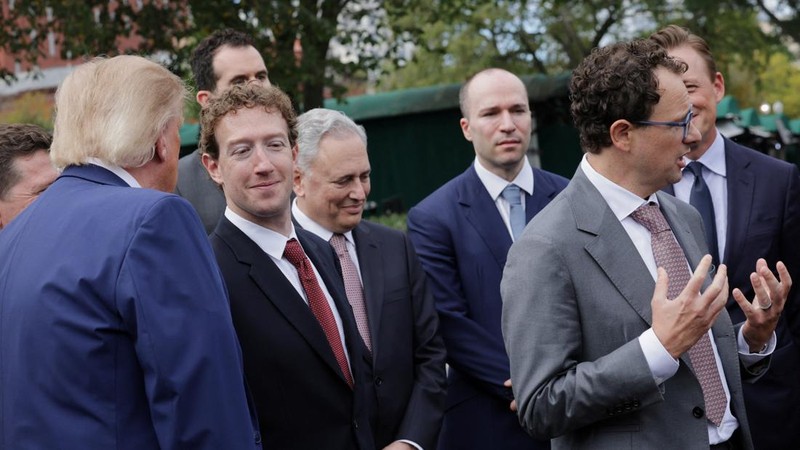 Presiden AS Donald Trump dan CEO Meta Mark Zuckerberg berbicara sementara Presiden OpenAI Greg Brockman memperhatikan, dan salah satu pendiri sekaligus CEO Anthropic, Dario Amodei, berbicara kepada media di jalan masuk Gedung Putih usai jamuan makan siang bagi para pemimpin teknologi di East Room, Washington, D.C., AS, pada 29 September 2026.