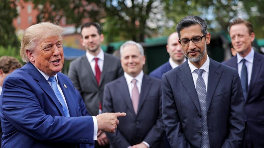 Presiden AS Donald Trump menunjuk ke arah CEO Google Sundar Pichai saat berbicara kepada pers di jalan masuk Gedung Putih usai jamuan makan siang bagi para pemimpin perusahaan teknologi di East Room, Washington, D.C., AS, pada 29 September 2026.