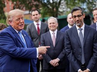 Presiden AS Donald Trump menunjuk ke arah CEO Google Sundar Pichai saat berbicara kepada pers di jalan masuk Gedung Putih usai jamuan makan siang bagi para pemimpin perusahaan teknologi di East Room, Washington, D.C., AS, pada 29 September 2026. (REU