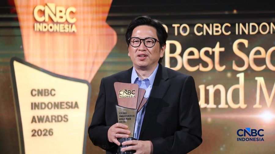 Presiden Direktur PT Panin Asset Management, Ridwan Soetedja menerima penghargaan dalam Road To CNBC Indonesia Awards 2026 Best Securities & Fund Manager di Jakarta, Rabu (30/9/2026). (CNBC Indonesia/Tri Susilo)