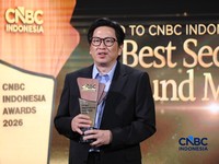 Presiden Direktur PT Panin Asset Management, Ridwan Soetedja menerima penghargaan dalam Road To CNBC Indonesia Awards 2026 Best Securities & Fund Manager di Jakarta, Rabu (30/9/2026). (CNBC Indonesia/Tri Susilo)
