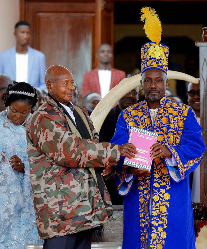 Seorang mantan penyiar berita televisi, Edward Rukidi Kijanangoma, dinobatkan sebagai raja Kerajaan Tooro di Uganda pada Selasa (29/9/2026). (Tangkapan Layar Video Reuters/UBC)
