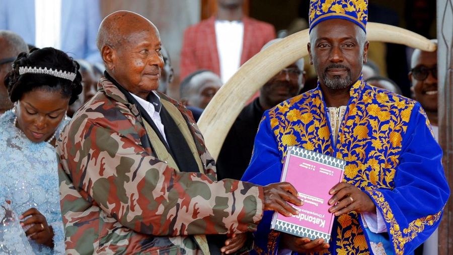 Presiden Uganda Yoweri Museveni berdiri di samping Raja Edward Rukidi Nyabongo 1 dari Kerajaan Tooro, raja ke-13 masyarakat Batooro, pada hari penobatannya yang sarat ritual di istana Karuziika, Fort Portal, Uganda 29 September 2026.
