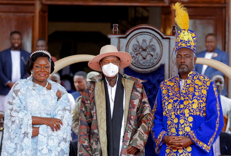 Seorang mantan penyiar berita televisi, Edward Rukidi Kijanangoma, dinobatkan sebagai raja Kerajaan Tooro di Uganda pada Selasa (29/9/2026). (Tangkapan Layar Video Reuters/UBC)