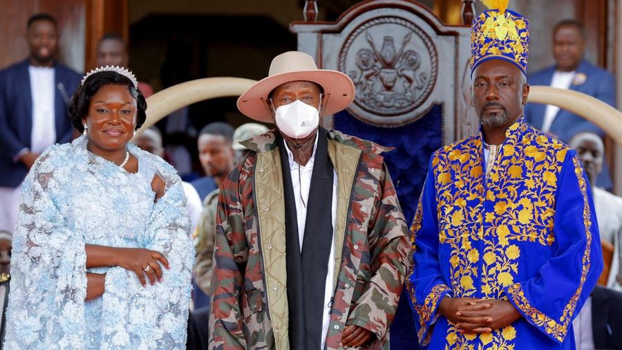 Presiden Uganda Yoweri Museveni berfoto bersama raja ke-13 suku Batooro dalam penobatan Raja Edward Rukidi Nyabongo 1 yang sarat ritual bersama Ratu Kerajaan Tooro Rebecca Amoding di istana Karuziika, Fort Portal, Uganda 29 September 2026.