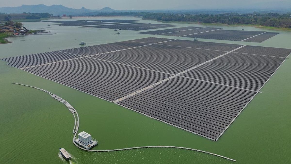 Panel Surya Mengapung di Karangkates, Proyek PLTS Capai 70 Persen