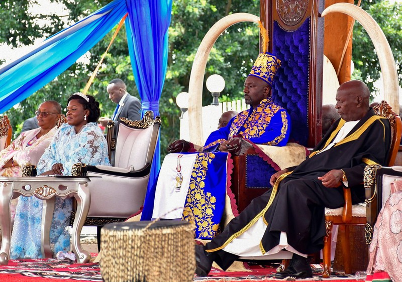 Seorang mantan penyiar berita televisi, Edward Rukidi Kijanangoma, dinobatkan sebagai raja Kerajaan Tooro di Uganda pada Selasa (29/9/2026). (Tangkapan Layar Video Reuters/UBC)