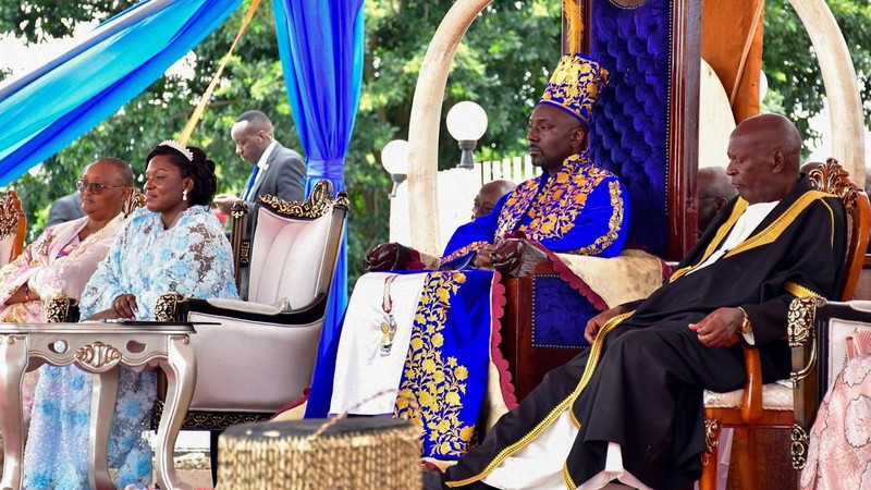 Raja Edward Rukidi Nyabongo 1 dari Kerajaan Tooro duduk di singgasananya sebagai raja ke-13 masyarakat Batooro dalam penobatan sarat ritual di istana Karuziika, Fort Portal, Uganda, 29 September 2026.