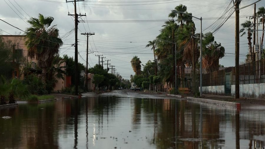 Sebuah jalan yang terendam banjir setelah Badai Polo menghantam daratan di Baja California Sur, Loreto, Meksiko, pada 29 September 2026.