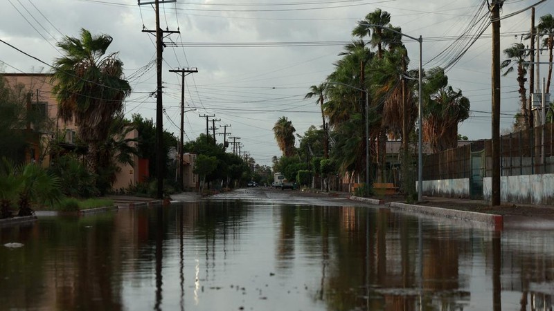 Sebuah jalan yang terendam banjir setelah Badai Polo menghantam daratan di Baja California Sur, Loreto, Meksiko, pada 29 September 2026.