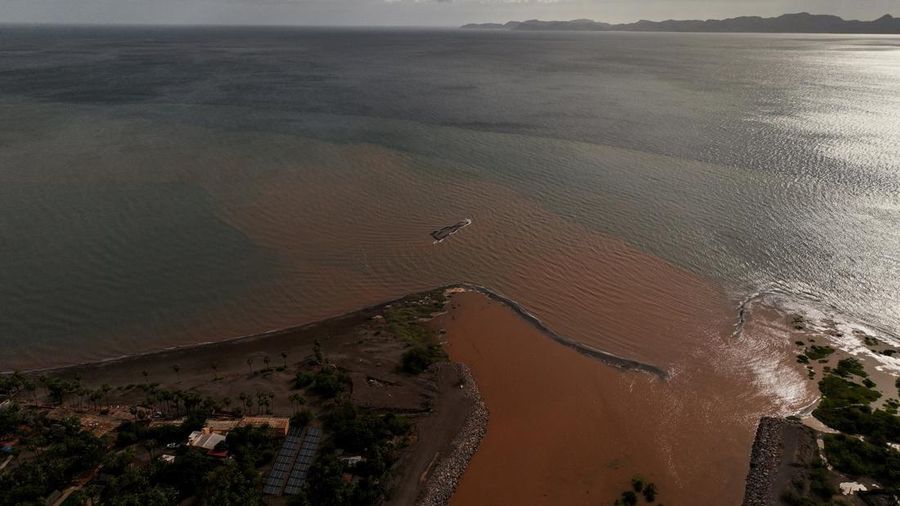 Sebuah pemandangan dari drone memperlihatkan air mengalir dari aliran sungai menuju Teluk Loreto di Teluk California setelah Badai Polo menghantam daratan di Baja California Sur, Loreto, Meksiko, pada 29 September 2026. (REUTERS/Raquel Cunha)