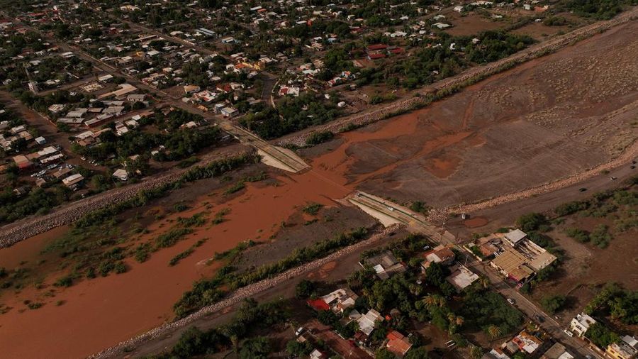 Sebuah pemandangan dari drone memperlihatkan bagian jalan yang terendam aliran air setelah Badai Polo menghantam daratan di Baja California Sur, Loreto, Meksiko, pada 29 September 2026.