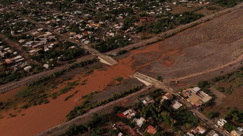Sebuah pemandangan dari drone memperlihatkan bagian jalan yang terendam aliran air setelah Badai Polo menghantam daratan di Baja California Sur, Loreto, Meksiko, pada 29 September 2026.