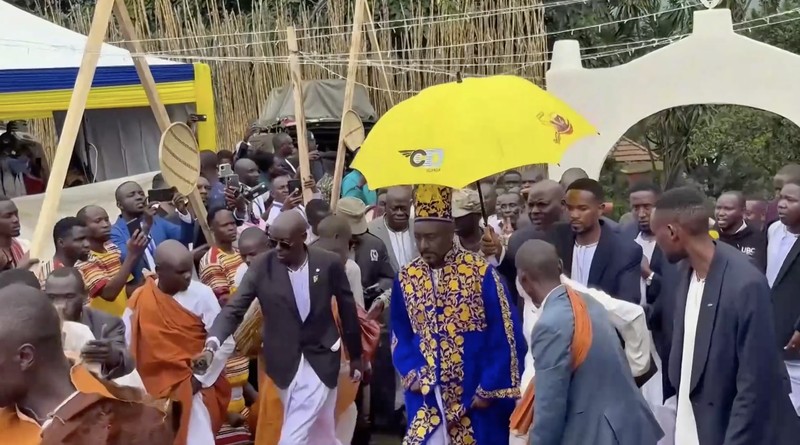 Seorang mantan penyiar berita televisi, Edward Rukidi Kijanangoma, dinobatkan sebagai raja Kerajaan Tooro di Uganda pada Selasa (29/9/2026). (Tangkapan Layar Video Reuters/UBC)