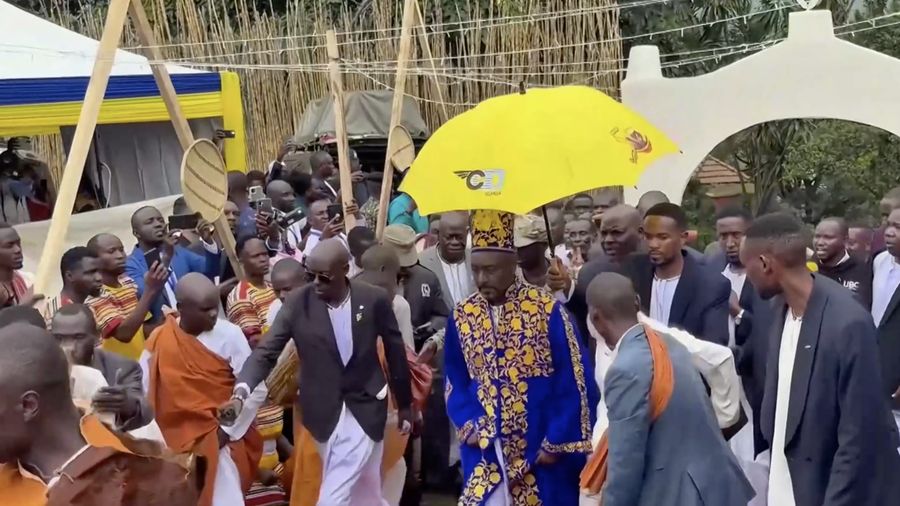 Seorang mantan penyiar berita televisi, Edward Rukidi Kijanangoma, dinobatkan sebagai raja Kerajaan Tooro di Uganda pada Selasa (29/9/2026). (Tangkapan Layar Video Reuters/UBC)