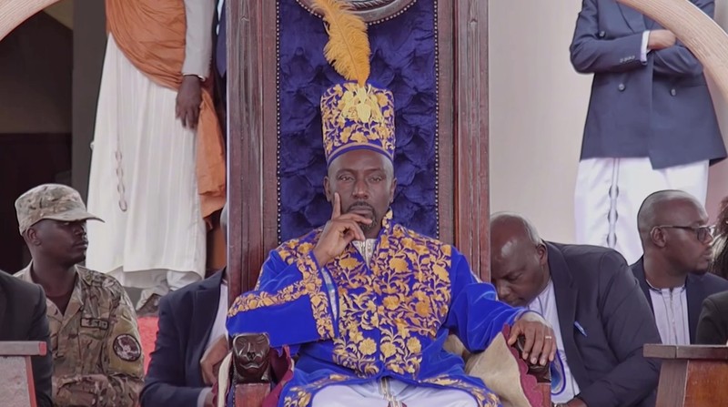 Seorang mantan penyiar berita televisi, Edward Rukidi Kijanangoma, dinobatkan sebagai raja Kerajaan Tooro di Uganda pada Selasa (29/9/2026). (Tangkapan Layar Video Reuters/UBC)