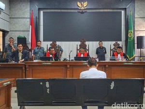 Upaya Taufik Hidayat Melawan Dakwaan dan Persoalan Lokasi Sidang