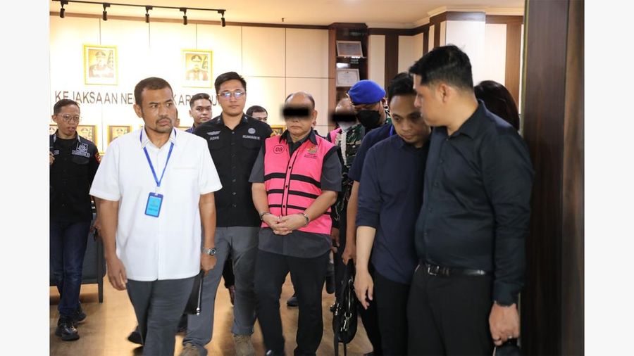 Tersangka kasus Makanan Bergizi Gratis (MBG) diserahkan kepada JPU di Kejari Jakarta Pusat, Selasa (29/9/2026). (Dok. Puspenkum Kejagung)