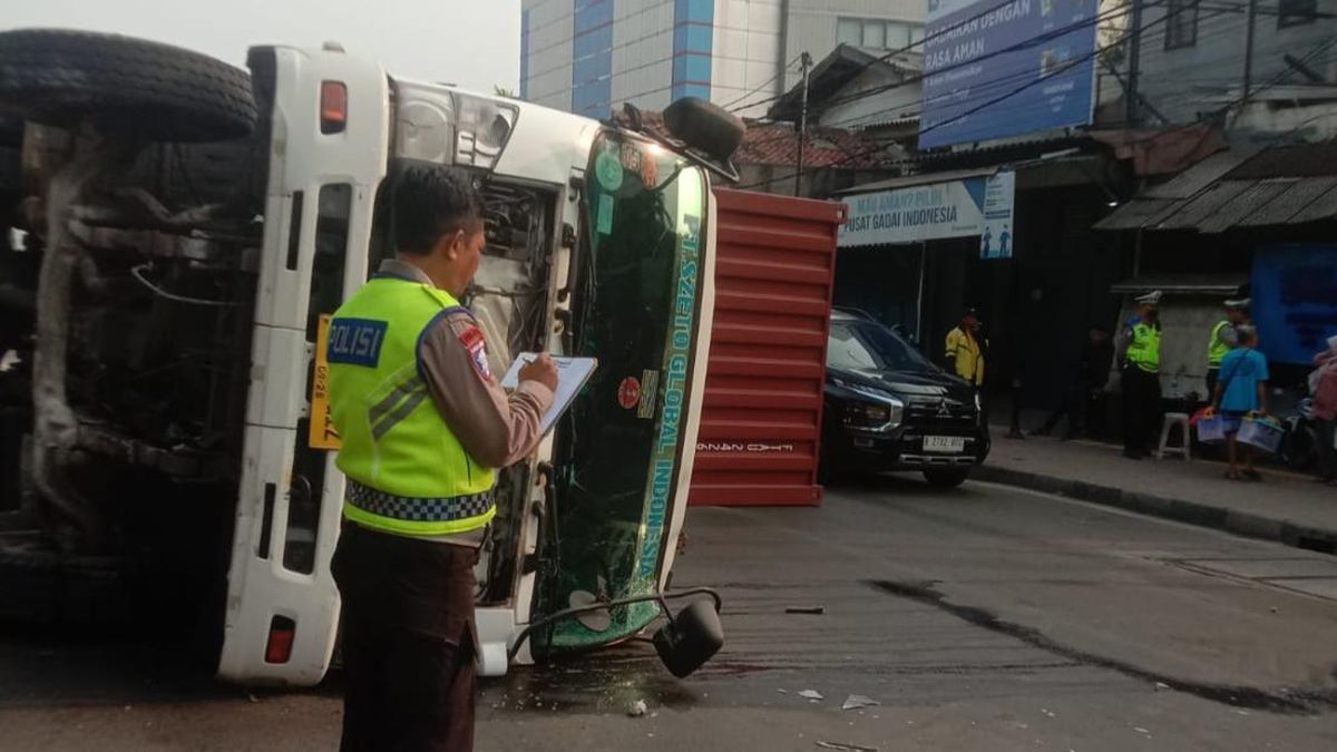 Kronologi Truk Terguling di Jembatan Dua Jakbar gegara Sopir Ngantuk — NadiKabar.com