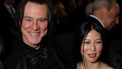Video: Jim Carrey Resmi Nikahi Pacar yang Beda Usia 32 Tahun!