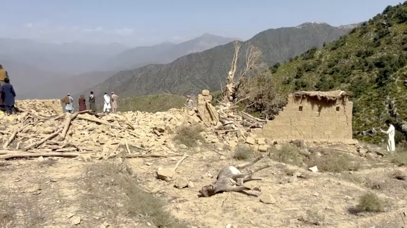 Men salvage their belongings from the debris of a house that was damaged in what the Taliban said was a Pakistani airstrike in Shultan district in Kunar province, Afghanistan, October 1, 2026. REUTERS/Stringer
