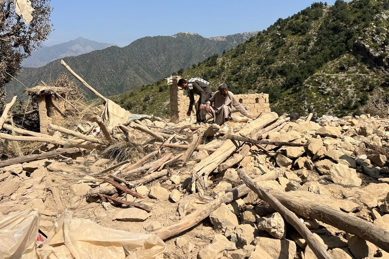 Men salvage their belongings from the debris of a house that was damaged in what the Taliban said was a Pakistani airstrike in Shultan district in Kunar province, Afghanistan, October 1, 2026. REUTERS/Stringer
