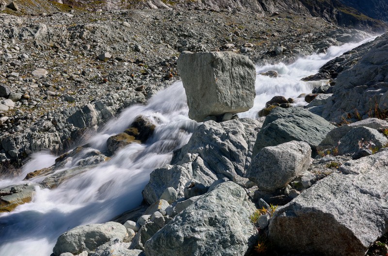 Para pendaki berjalan di atas moraine di gletser Mont Mine pada hari musim panas yang hangat di tengah perubahan iklim di Ferpecle dekat Evolene, Swiss, 3 September 2026. (REUTERS/Denis Balibouse)