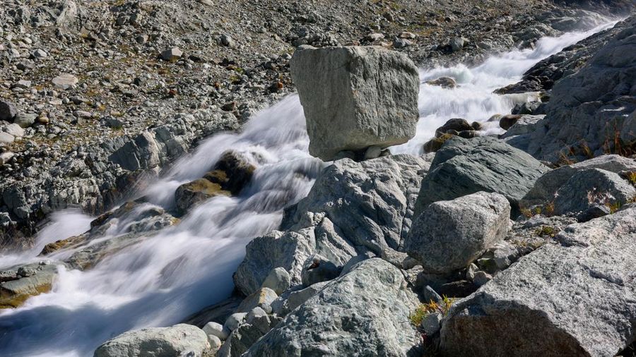 Air lelehan mengalir melewati sebuah batu di bawah gletser Mont Mine pada hari musim panas yang hangat di tengah perubahan iklim di Ferpecle dekat Evolene, Swiss, 3 September 2026. Foto diambil dengan teknik eksposur panjang.