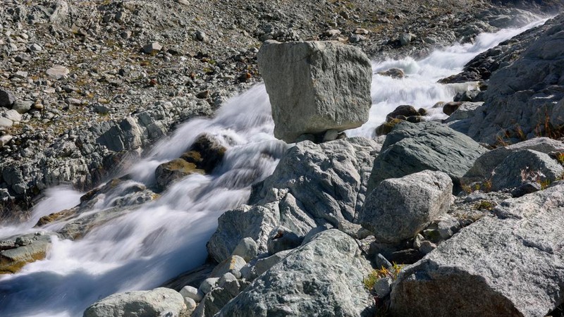 Air lelehan mengalir melewati sebuah batu di bawah gletser Mont Mine pada hari musim panas yang hangat di tengah perubahan iklim di Ferpecle dekat Evolene, Swiss, 3 September 2026. Foto diambil dengan teknik eksposur panjang.