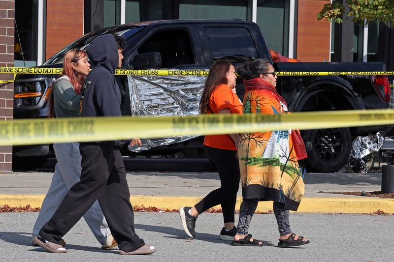 Seorang petugas Kepolisian Delta bekerja di lokasi kecelakaan di pusat perbelanjaan Tsawwassen Mills di Tsawwassen, British Columbia, Kanada, pada 30 September 2026. (REUTERS/Chris Helgren)