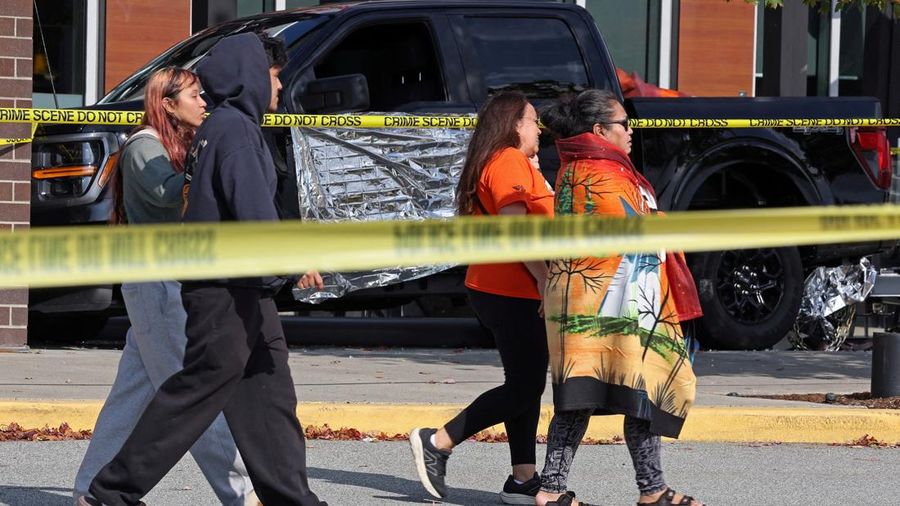 Anggota Tsawwassen First Nation melintasi kendaraan yang mengalami kecelakaan di lokasi tempat berlangsungnya pertemuan Hari Kebenaran dan Rekonsiliasi di luar pusat perbelanjaan Tsawwassen Mills di Tsawwassen, British Columbia, Kanada, pada 30 September 2026.