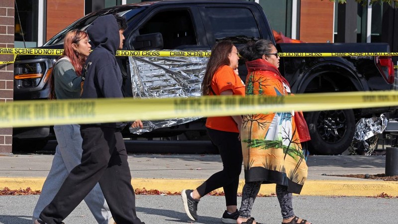 Anggota Tsawwassen First Nation melintasi kendaraan yang mengalami kecelakaan di lokasi tempat berlangsungnya pertemuan Hari Kebenaran dan Rekonsiliasi di luar pusat perbelanjaan Tsawwassen Mills di Tsawwassen, British Columbia, Kanada, pada 30 September 2026.