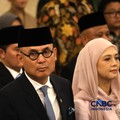 Arrmanatha Nasir didampingi Istri usai dilantik Presiden Prabowo Subianto sebagai Menteri Luar Negeri di Istana Negara, Jakarta, Kamis (1/10/2026). (CNBC Indonesia/Muhammad Sabki)