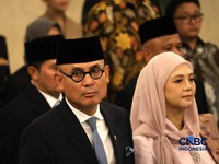 Arrmanatha Nasir didampingi Istri usai dilantik Presiden Prabowo Subianto sebagai Menteri Luar Negeri di Istana Negara, Jakarta, Kamis (1/10/2026). (CNBC Indonesia/Muhammad Sabki)