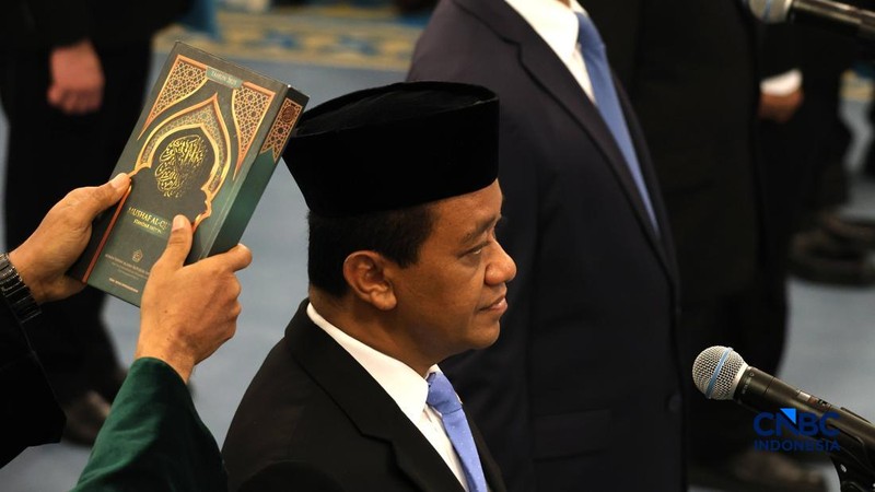 Bahlil Lahadalia saat dilantik Presiden Prabowo Subianto sebagai Menteri Koordinator Bidang Hilirisasi dan Transisi Energi/Menteri Energi dan Sumber Daya Mineral di Istana Negara, Jakarta, Kamis (1/10/2026).