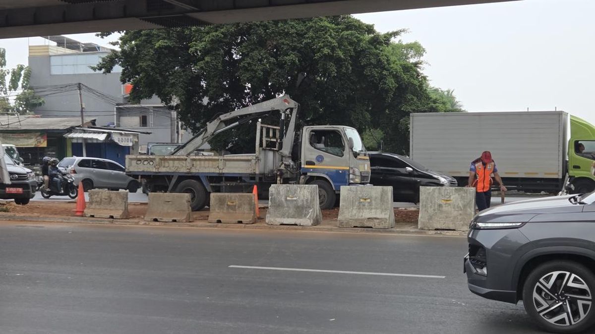 Pembatas di Bawah Flyover Pesing Ditambah, Cegah Motor Putar Balik Sembarangan — NadiKabar.com