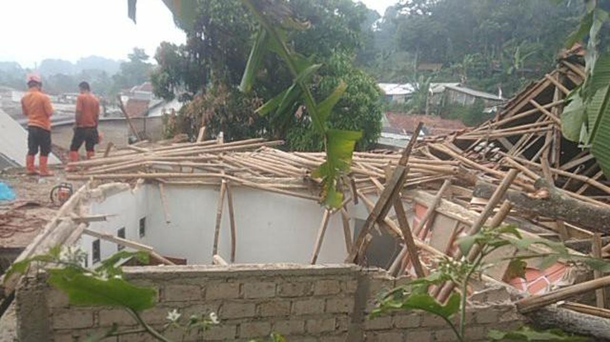 Rumah Warga di Bogor Ambruk Tertimpa Pohon Usai Diterjang Hujan Angin — NadiKabar.com