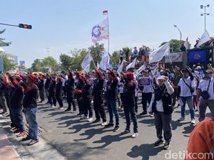 Buruh Demo di Kantor Gubernur Jatim Ancam Bikin Aksi Lebih Besar
