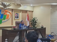 Deputi Bidang Statistik Distribusi dan Jasa BPS, Ateng Hartono saat menyampaikan Rilis BPS di Jakarta, Kamis (1/10/2026). (CNBC Indonesia/Arrijal Rachman)