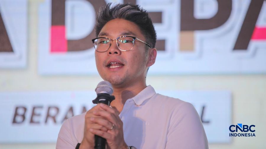 Direktur Grab Indonesia, Richard Aditya menyampaikan pemaparan dalam acara Kota Masa Depan #BeraniDigital di Kantor Wali Kota Cirebon, Jawa Barat, Kamis (1/10/2026). (CNBC Indonesia/Faisal Rahman)