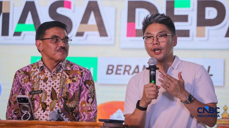 Direktur Grab Indonesia, Richard Aditya menyampaikan pemaparan dalam acara Kota Masa Depan #BeraniDigital di Kantor Wali Kota Cirebon, Jawa Barat, Kamis (1/10/2026). (CNBC Indonesia/Faisal Rahman)