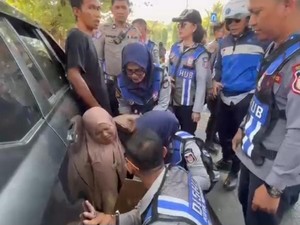 Wanita di Makassar Parkir Sembarangan Histeris Mobil Digembok