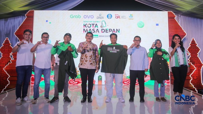Foto bersama usai penyerahan Token Apresiasi dalam acara Kota Masa Depan #BeraniDigital di Kantor Wali Kota Cirebon, Jawa Barat, Kamis (1/10/2026). (CNBC Indonesia/Faisal Rahman)